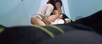 พ่อแม่ค้นพบว่าแฟนสาวของเขากำลังรักอย่างหลงใหล