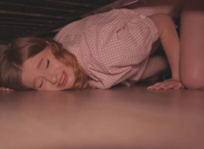 น้องชายที่พอใจแม่เลี้ยงของเขาถูกขังอยู่ในห้องน้ำ