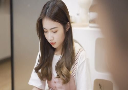 พ่อเลี้ยงยุคแรกค้นพบแง่มุมใหม่ของสาววัยรุ่นที่สวยงาม