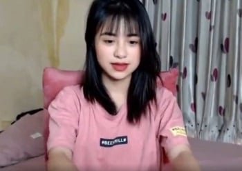 เธอแสดงร่างกายที่เซ็กซี่และเย้ายวนใจของเธอ