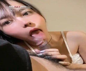 เธอไม่เพียง แต่น่าดึงดูด แต่ยังน่าดึงดูด