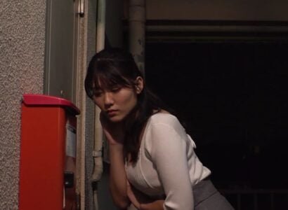 น้องสาวที่มีเสน่ห์บ่นกับเพื่อนบ้านเพราะเสียงรบกวนและจบลงด้วยภาพยนตร์ผู้ใหญ่