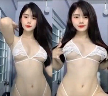 ฉันมีเสน่ห์ในชุดชั้นในสีดำ