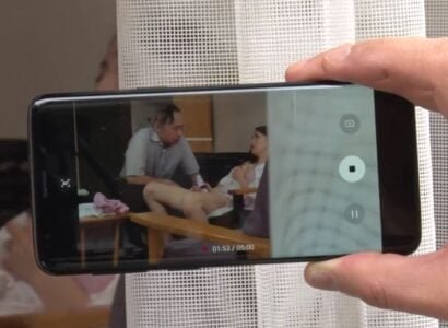 โชคดีที่เพื่อนบ้านได้ค้นพบความลับที่ร้อนแรงระหว่างแม่ -in -law และลูกสาว -in -law